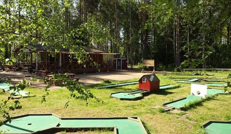 Vilniemen Kyläpirtin ulkona sijaitseva minigolf-rata kesällä.