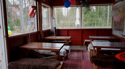 Vilniemen Kyläpirtin terassi, pöytiä ja istumapaikkoja.