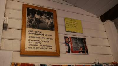 Taulu, jossa kerrotaan Vilniemen Kyläpirtissä pelatusta minigolfin Suomen ennätyksestä vuodelta 1986. 31 tuntia minigolfia!