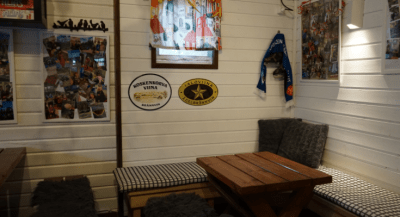 Kuva Vilniemen Kyläpirtin sisätiloista, viihtyisä tunnelma.